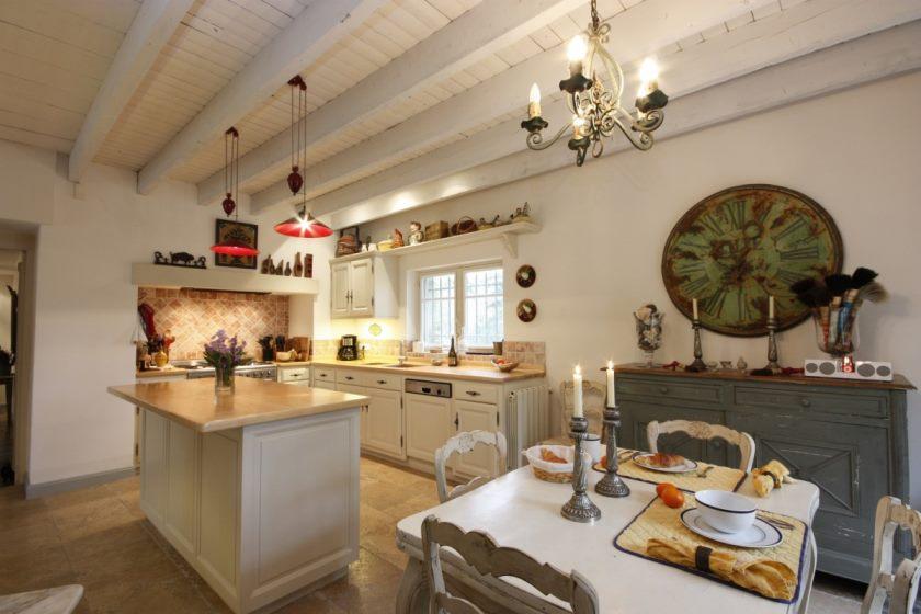 кухня в стиле правнс ближе к итальянскому традиционному стилю + реальные фото