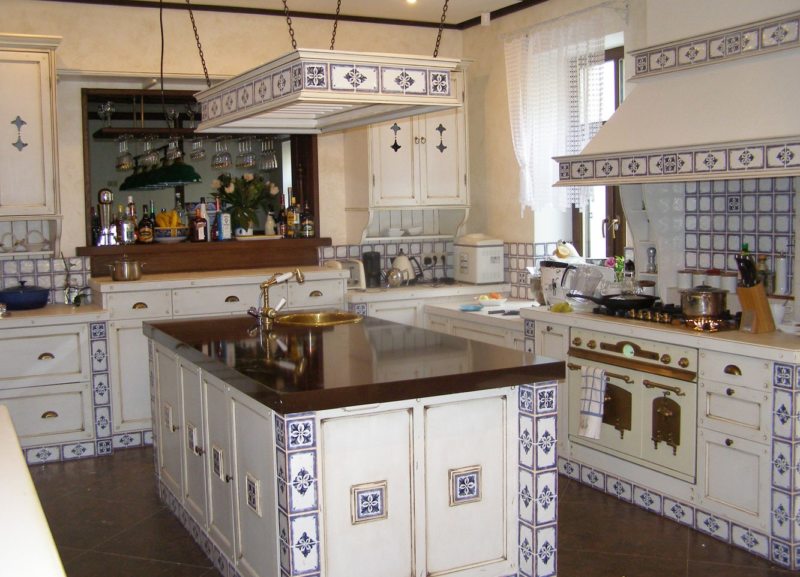 светлая кухня прованс с синим узором фото реального интерьера